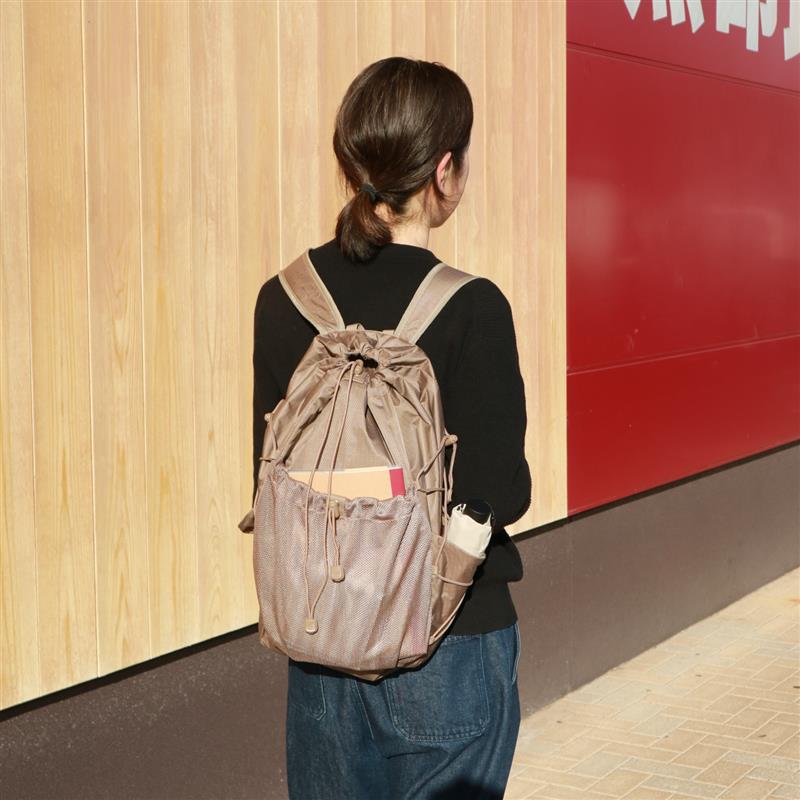 バッグ背負った後ろ姿