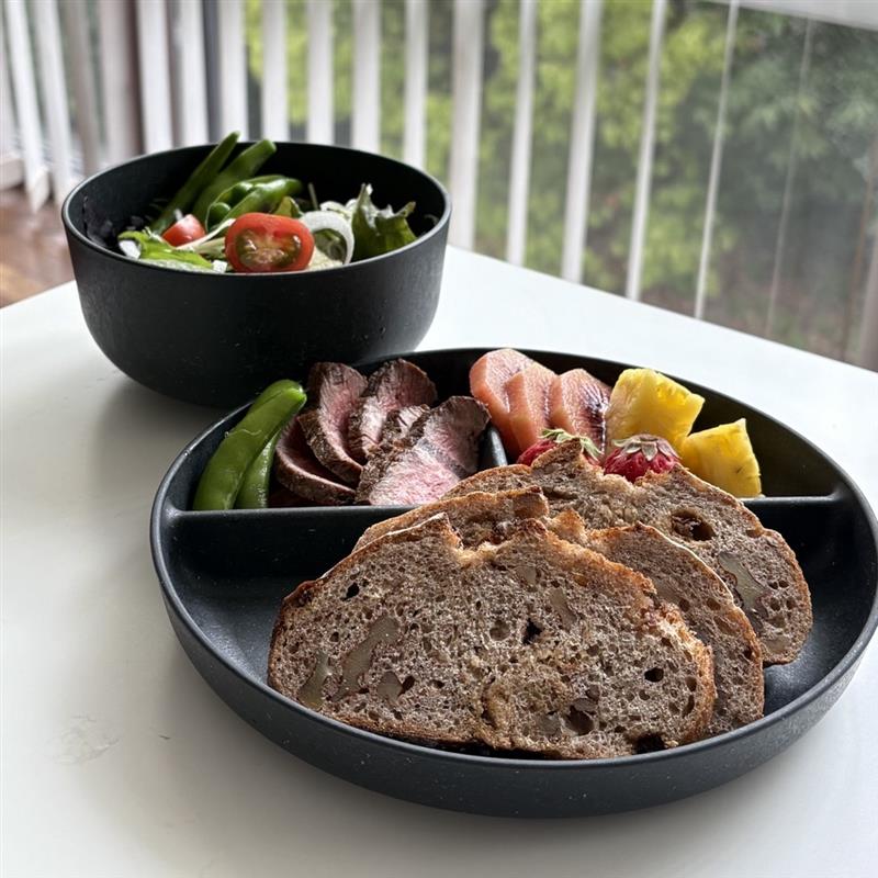 ヤシのプレートに料理が盛られている