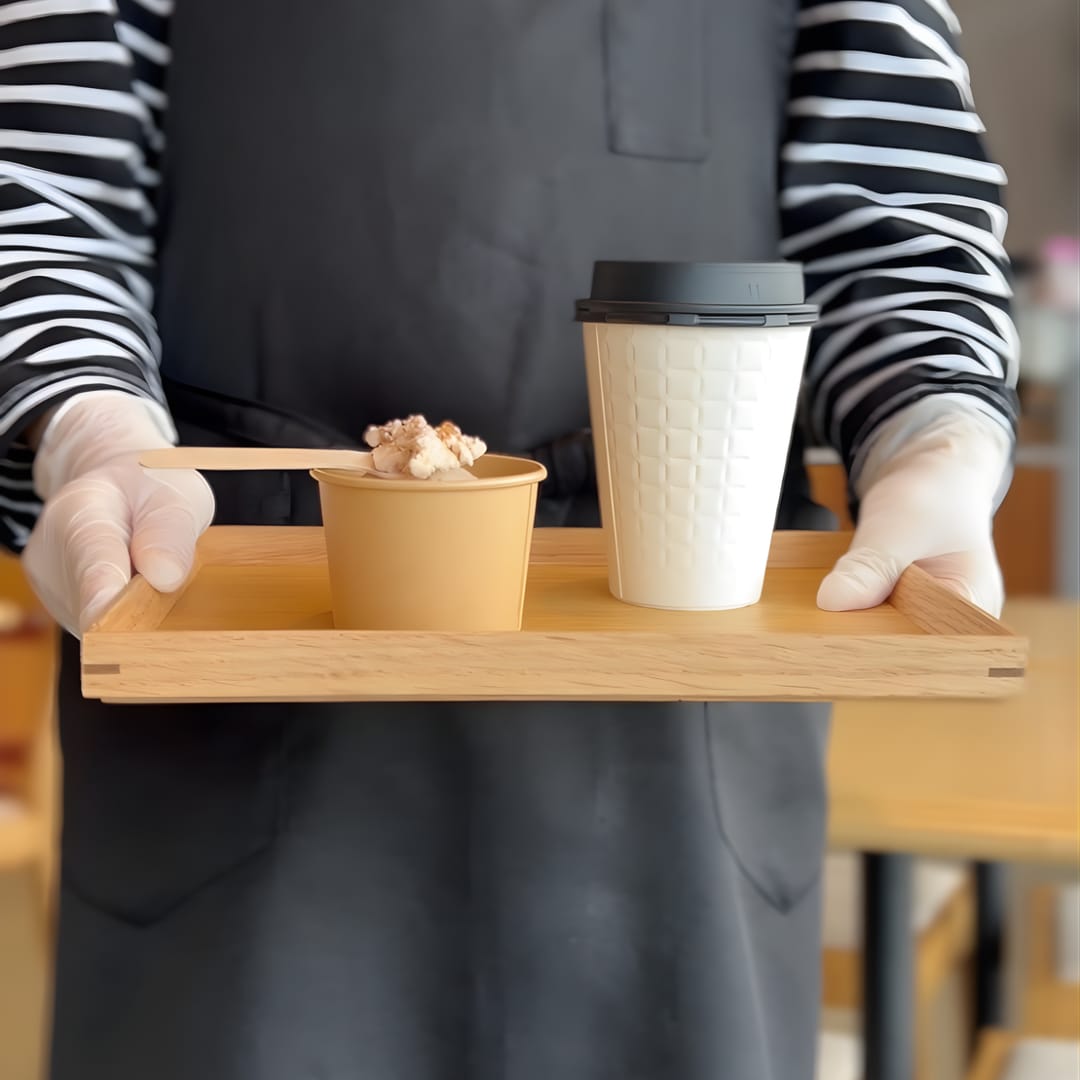 コーヒーとアイスをスタッフが持っている