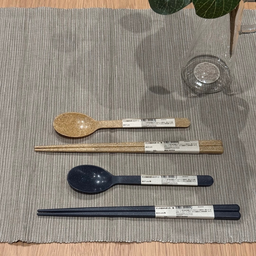 ヤシの端材を使った箸とスプーン