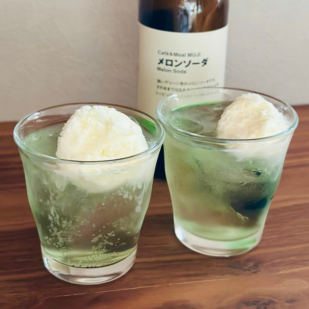 メロンソーダとジャージー牛乳でつくる「クリームソーダ」