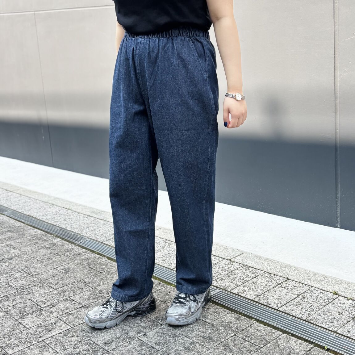 デニムイージーテーパードパンツの着用画像