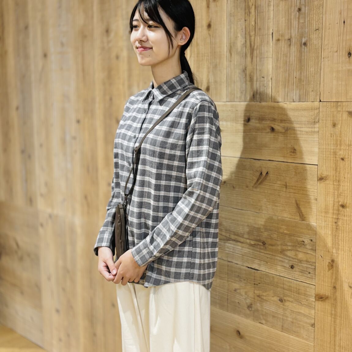 婦人フランネルレギュラーカラーシャツの着用画像