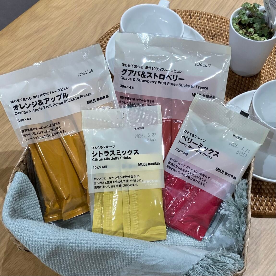 凍らせて食べる果汁 100%フルーツピュレオレンジ&アップル、凍らせて食べる果汁 100%フルーツピュレグアバ&ストロベリー、ひとくちフルーツシトラスミックス、ひとくちベリーミックスの商品写真