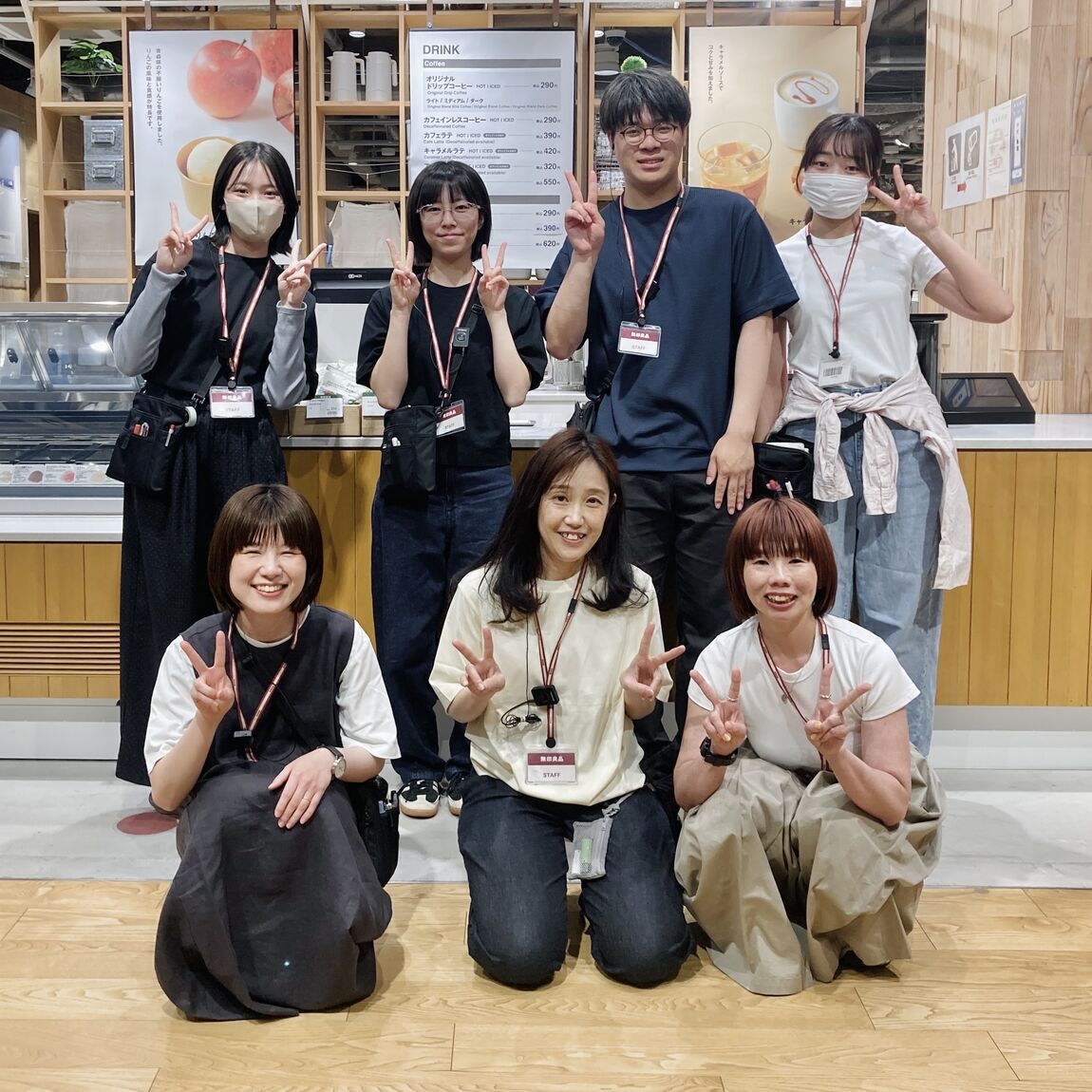 Tシャツ着用スタッフ集合写真