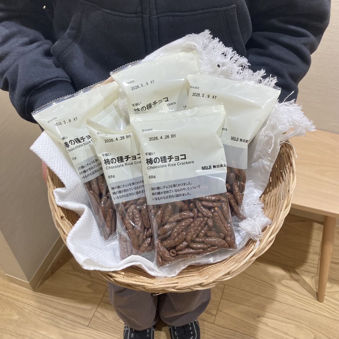 不揃い柿の種チョコを手に持った写真