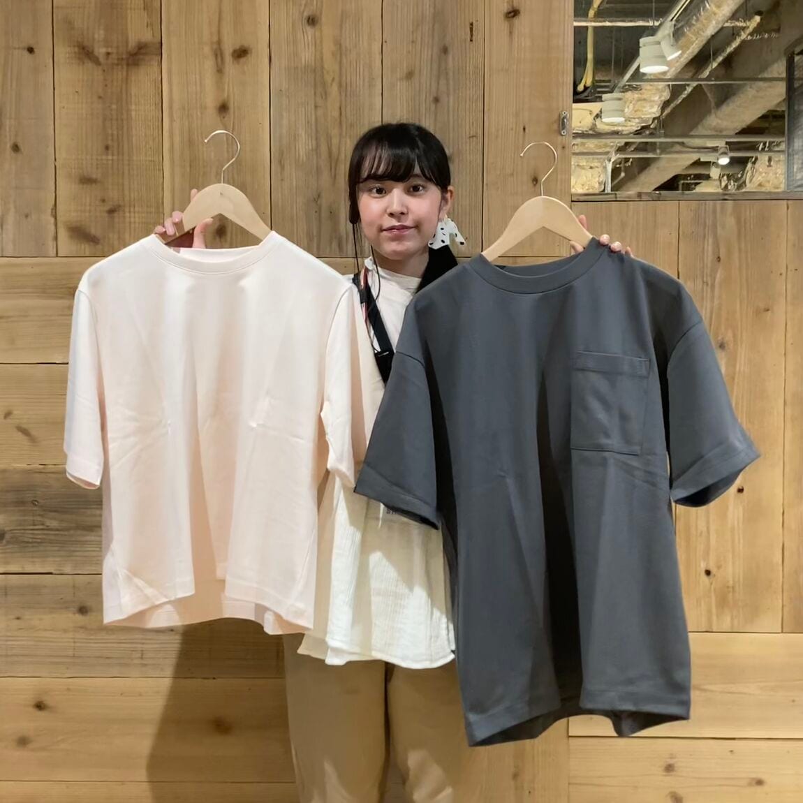 Tシャツを持ったスタッフの写真
