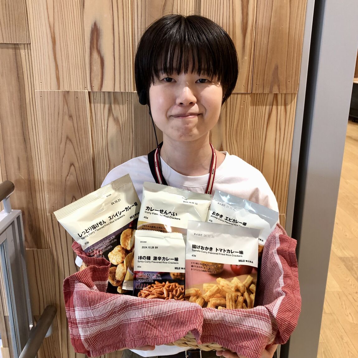 カレー味のお菓子を持ってる写真