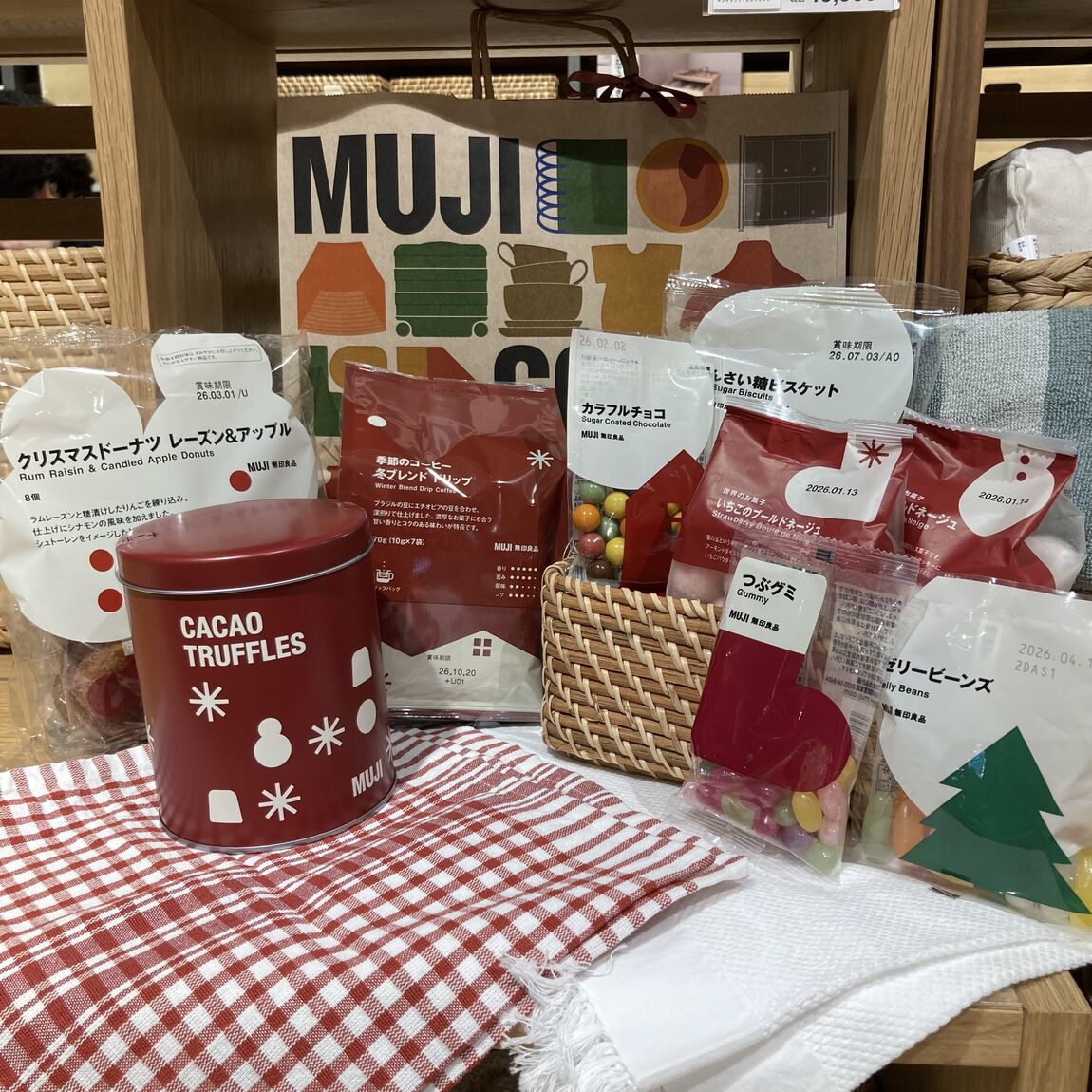 クリスマスギフトの写真。左から、ギフト缶カカオトリュフカカオニブ、クリスマスドーナツレーズン&アップル、季節のコーヒー冬ブレンドドリップ、てんさい糖ビスケット、カラフルチョコ、つぶグミ、ゼリービーンズ、世界のお菓子ブルードネージュ、いちごのブルードネージュ