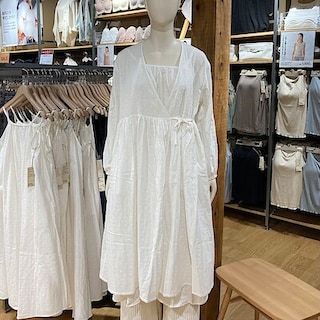 【コープ二条駅】素材が特徴的なロングカーディガンとキャミワンピース