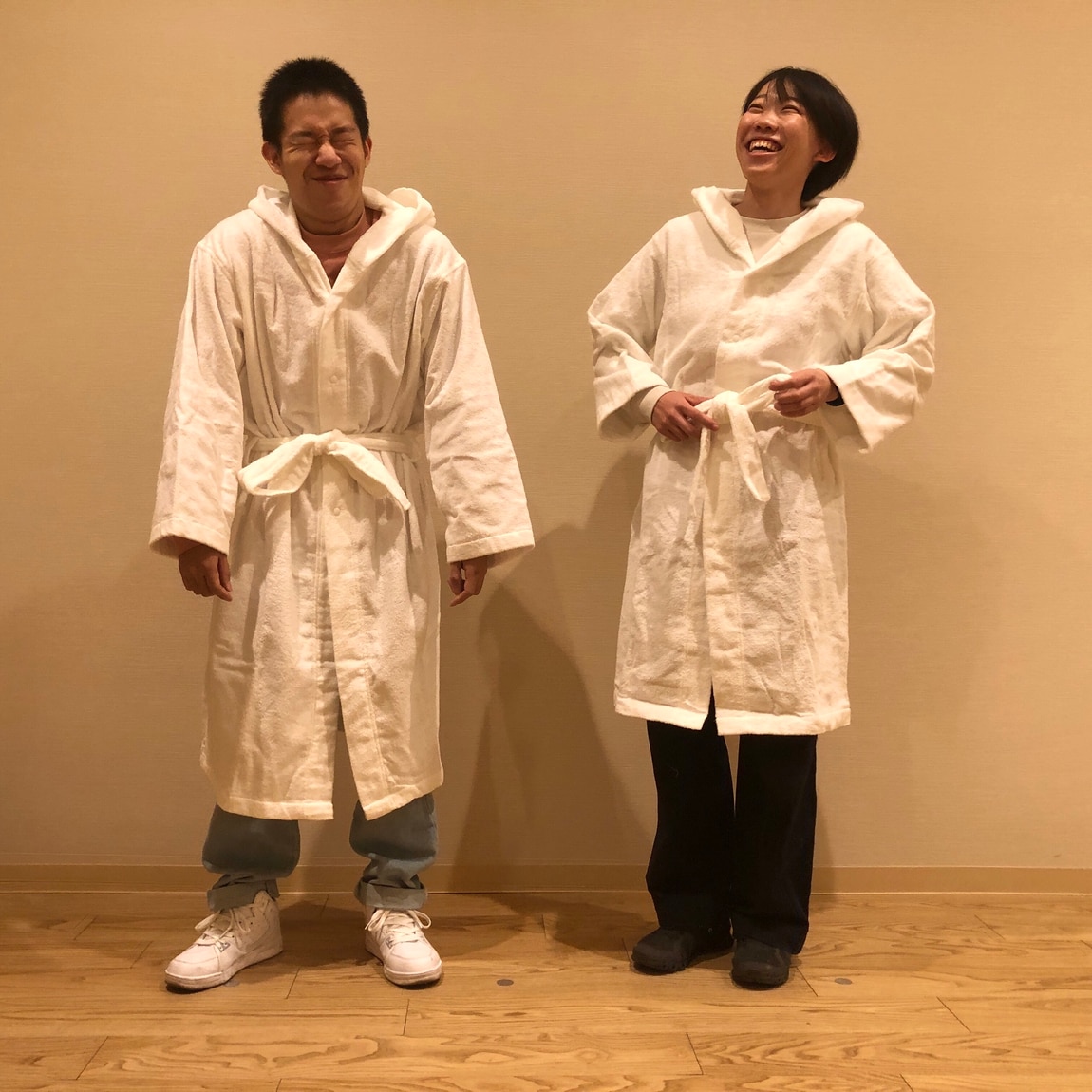 バスローブを着ているスタッフ①