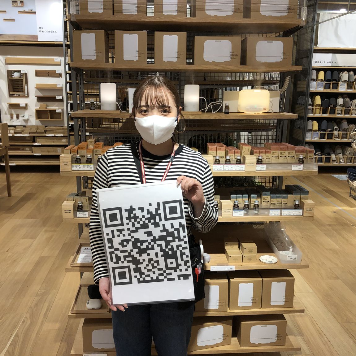 QRコードを持っている女性