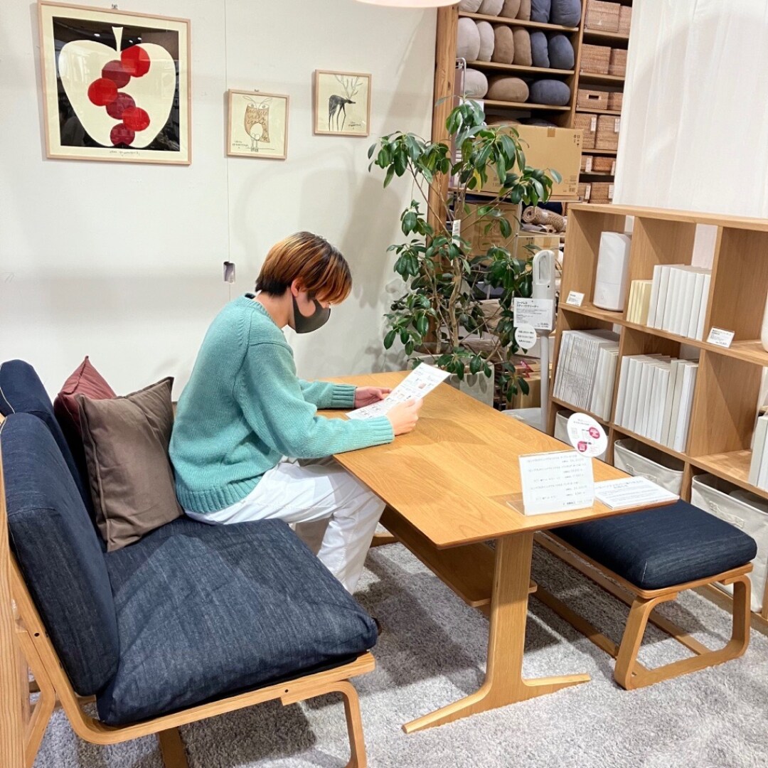 店内でくつろぐ様子