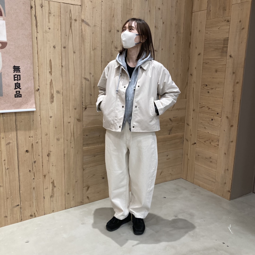 女性がブルゾンを着用している画像