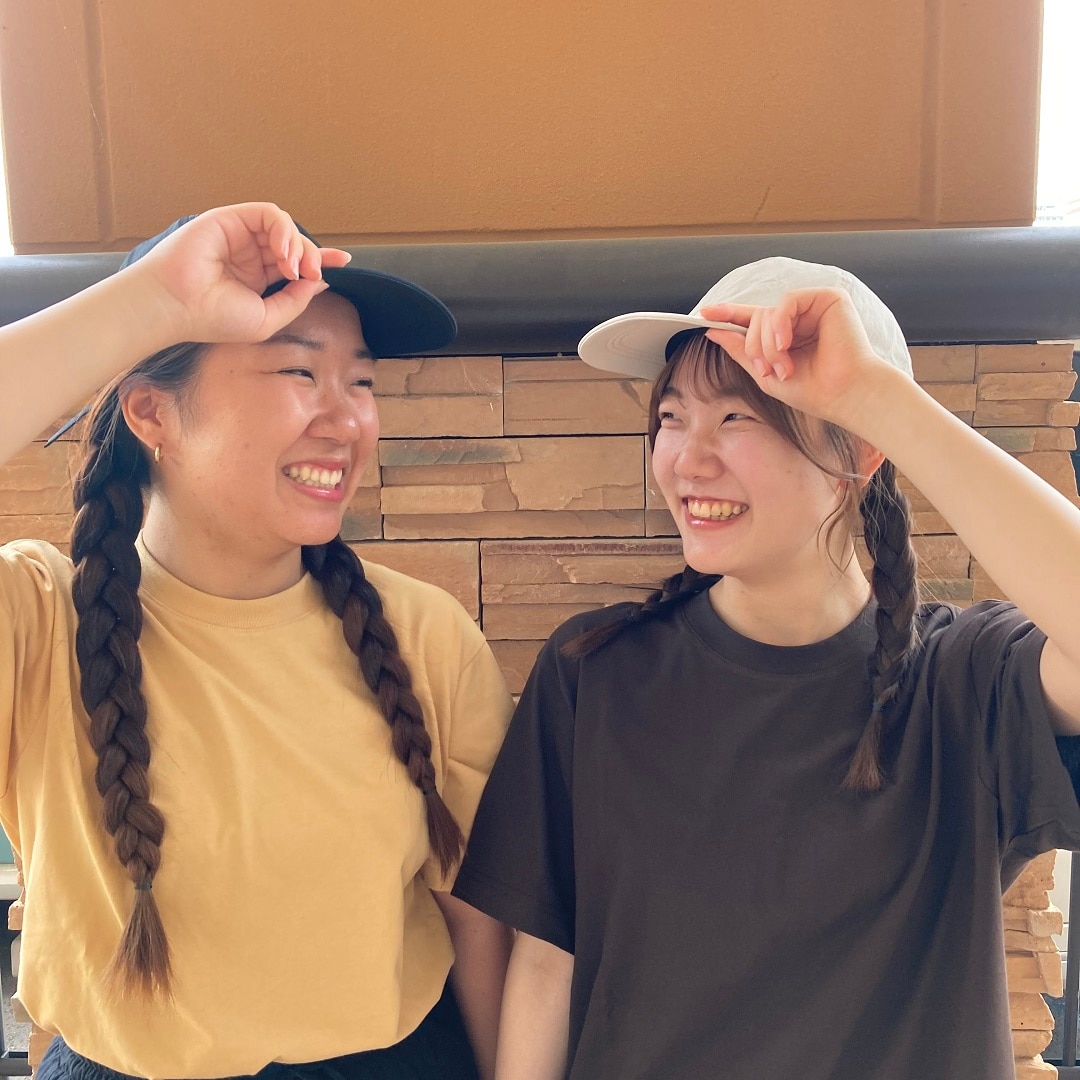 帽子をかぶったスタッフ二人