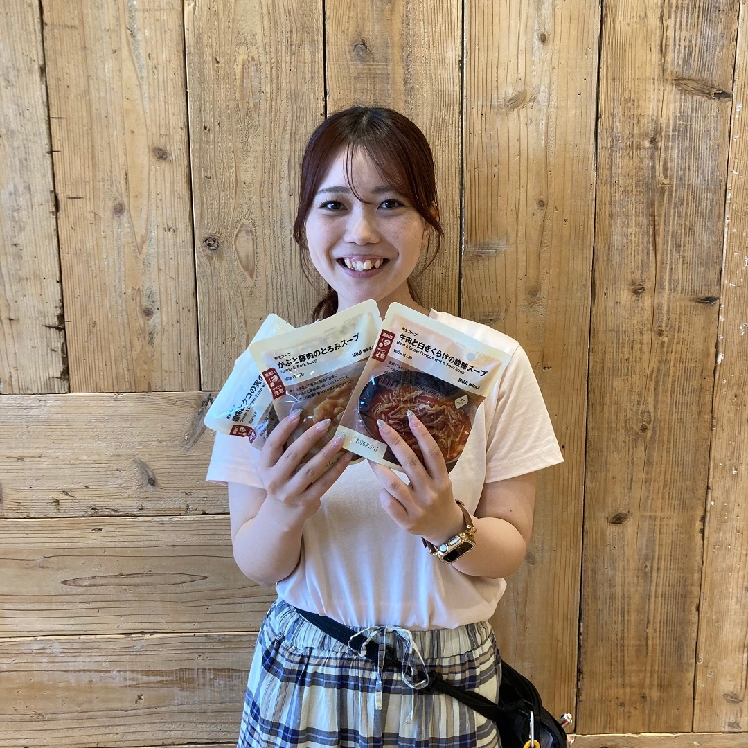 ３種類の養生スープを持った女性の写真