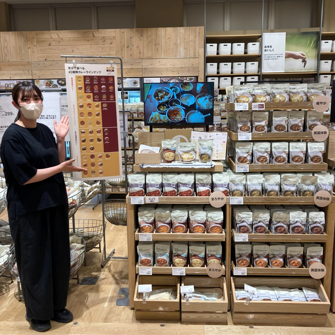 カレー売り場と一人の女性の写真