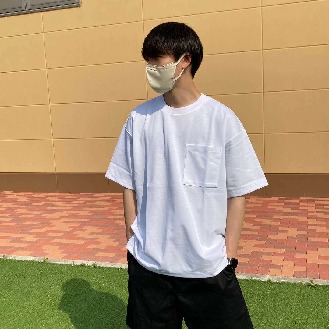涼感半袖Tシャツを着た男性