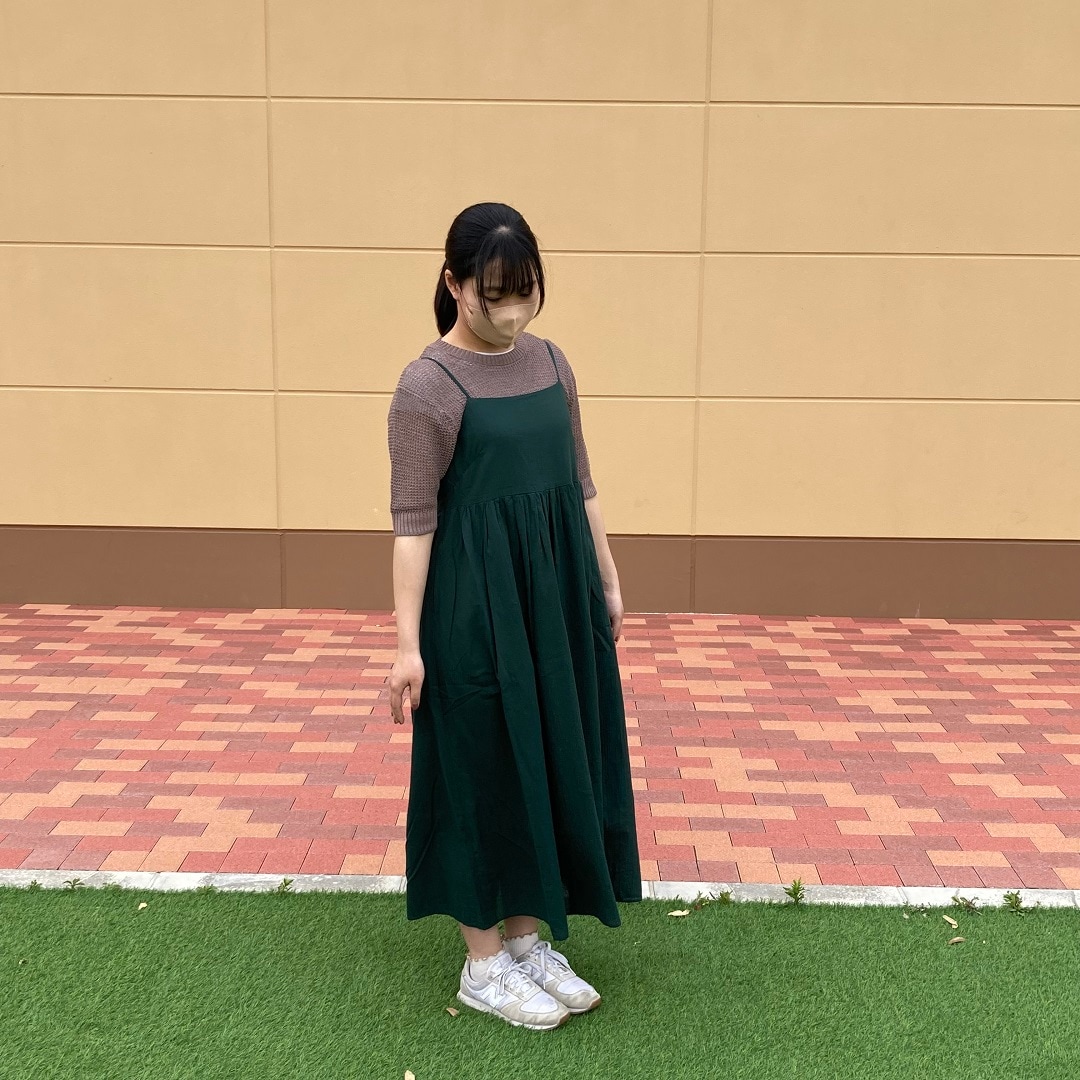 ワンピースを着用した女性の写真