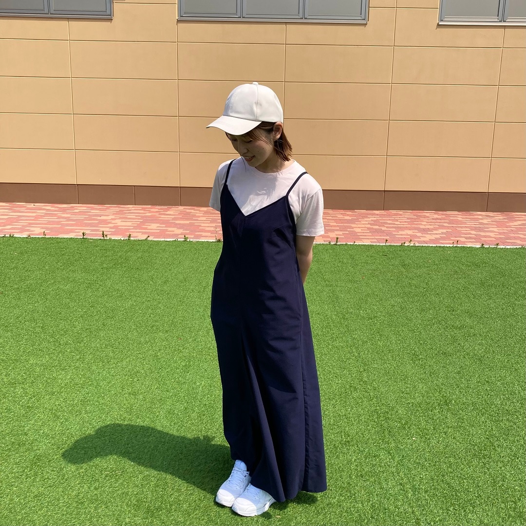 サロペットを着た女性の写真