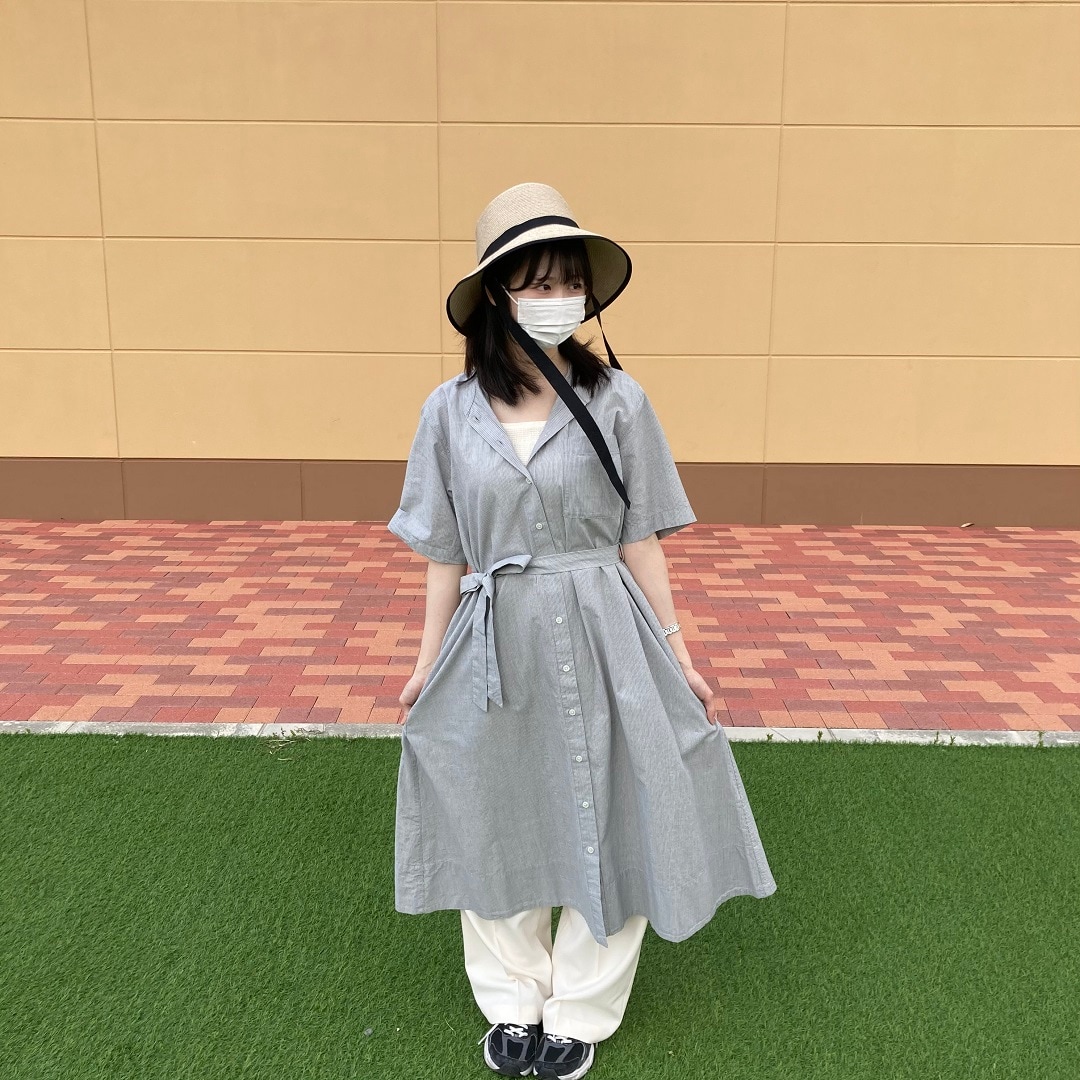 シャツワンピースを着た女性の写真