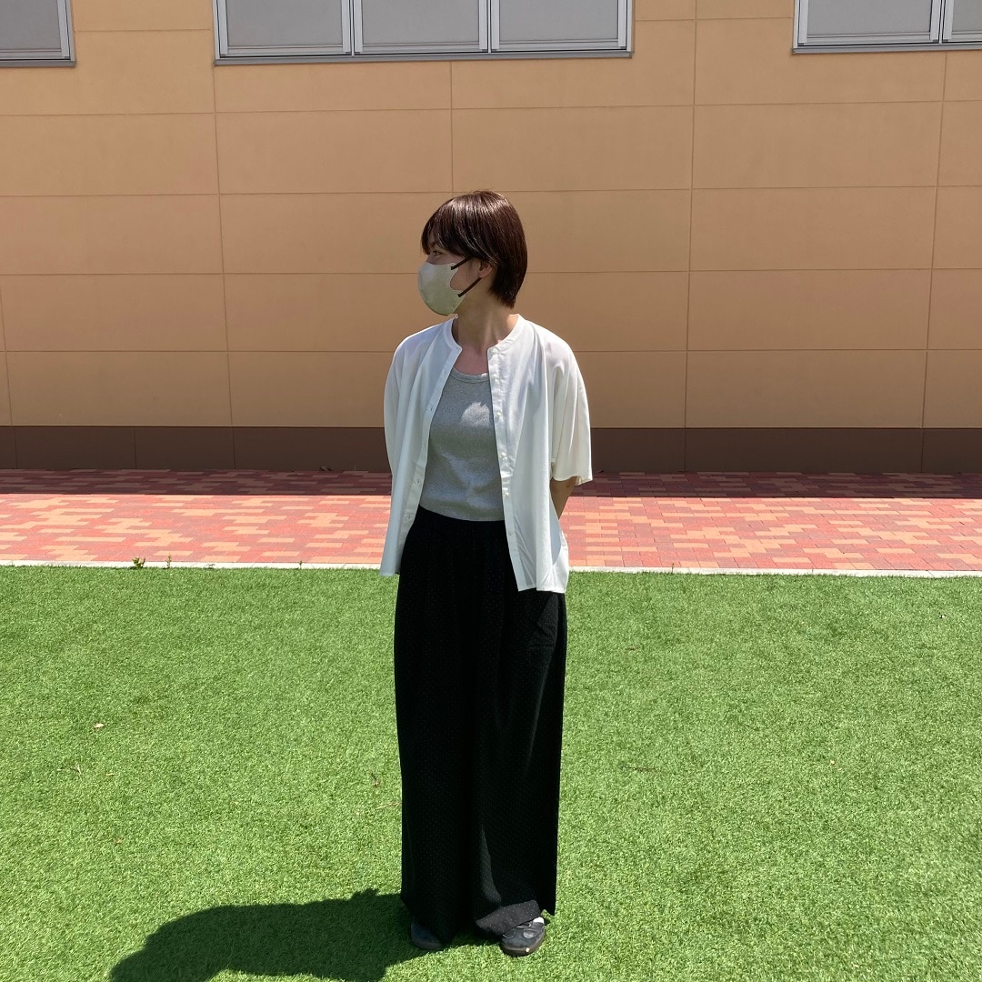 シャツとパンツを着用した女性の写真