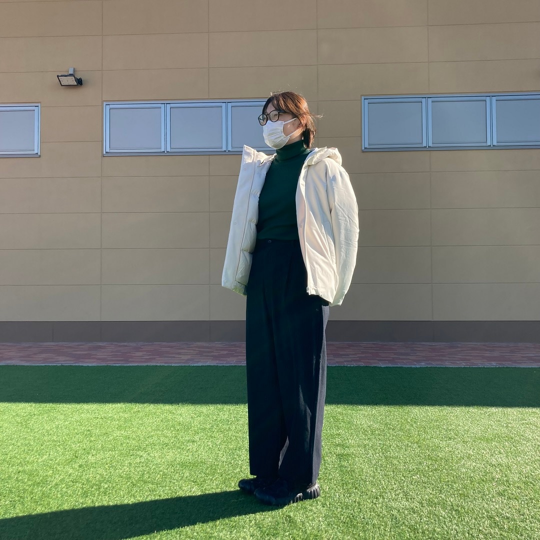 ダウンを着用した女性の全身写真