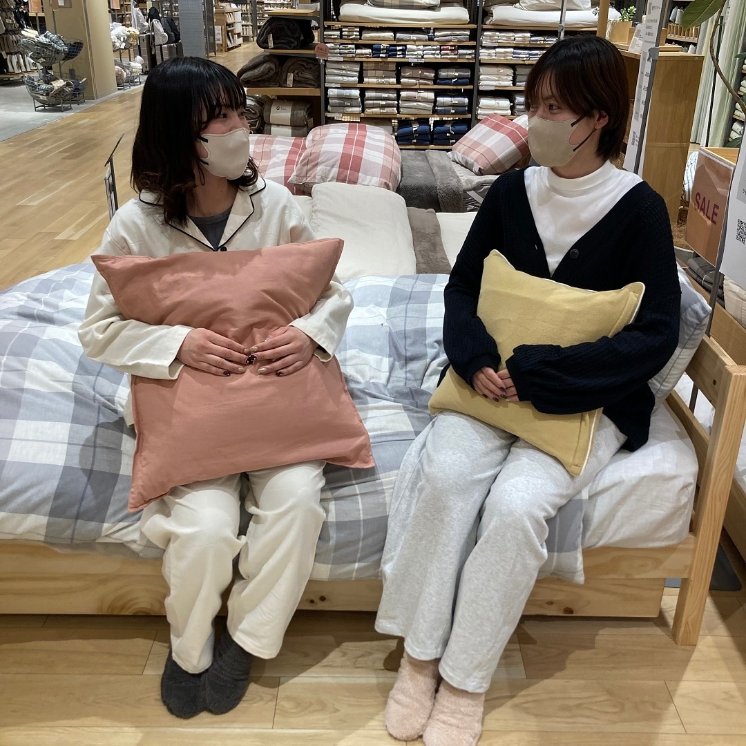 パジャマを着てボアソックスを履いた女性の写真