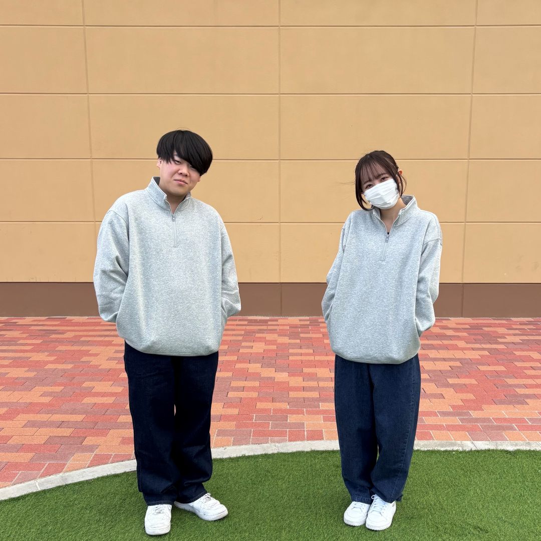 スウェットを着た男性と女性の写真