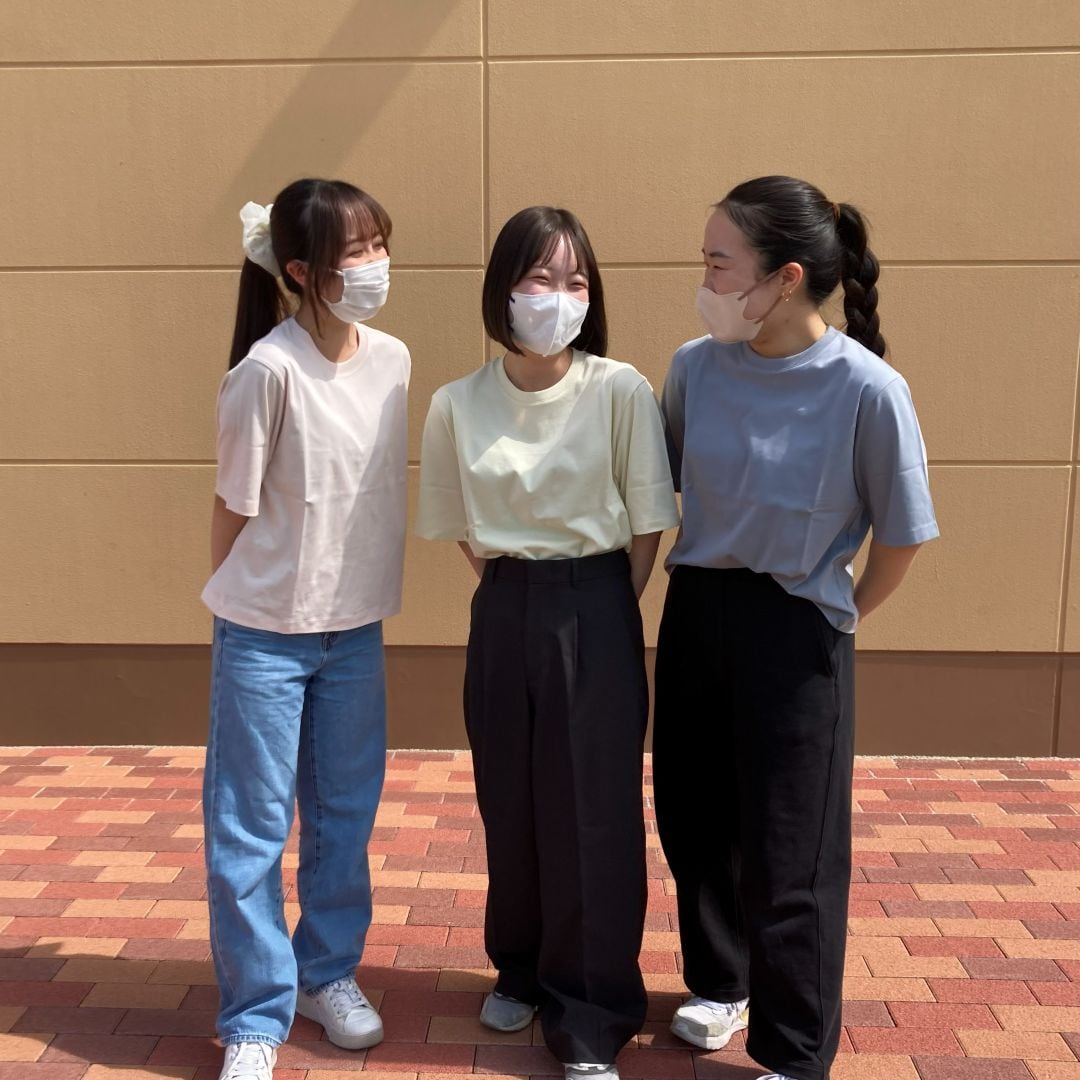 Tシャツを着た女性の写真