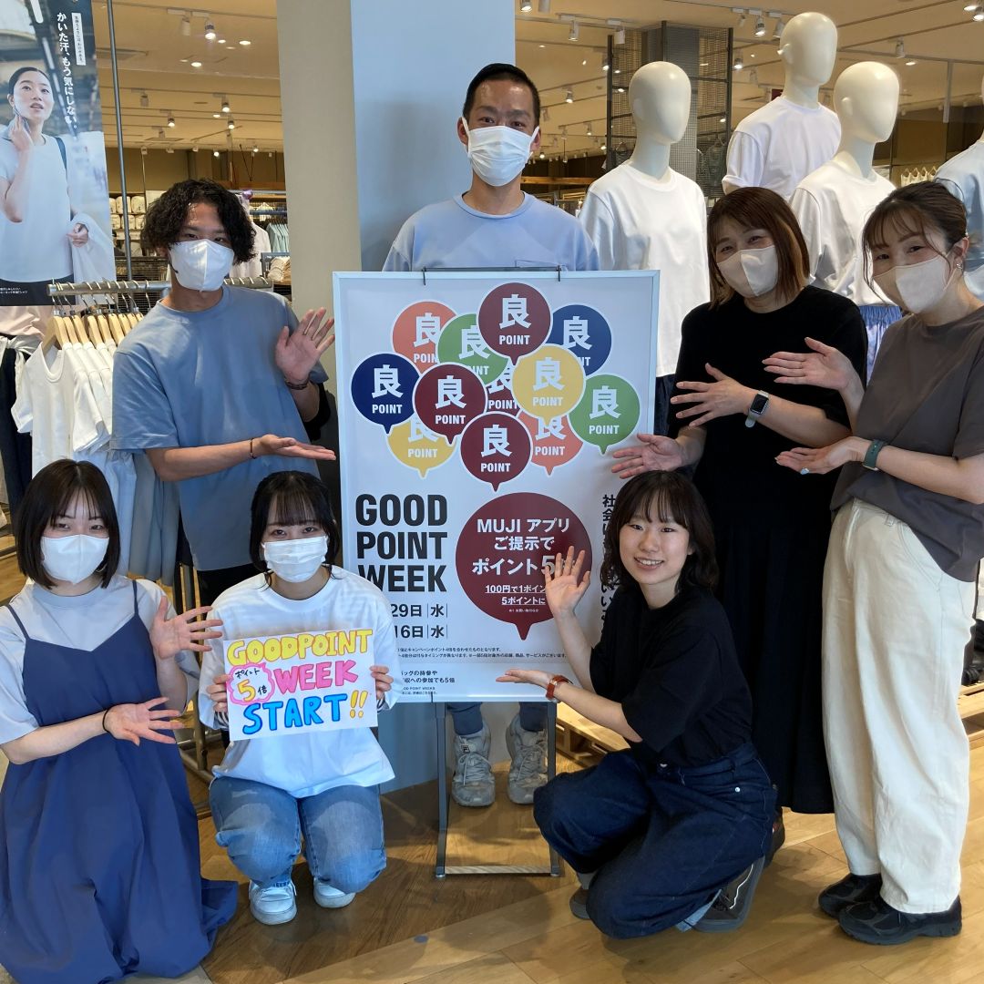 Tシャツを着たスタッフの写真