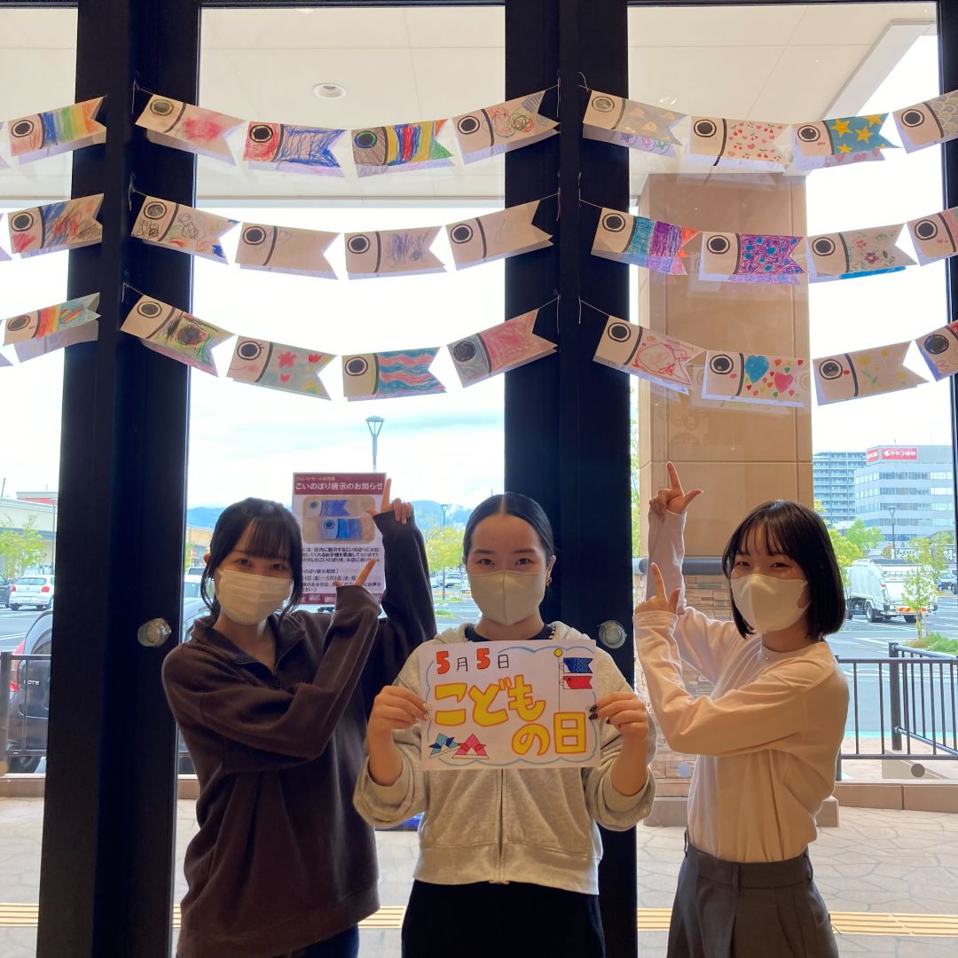 ３人の女性とこいのぼりの写真