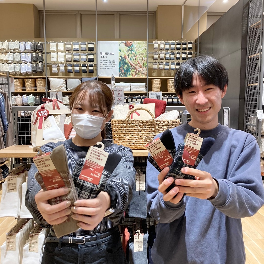 靴下を２つ持っている写真
