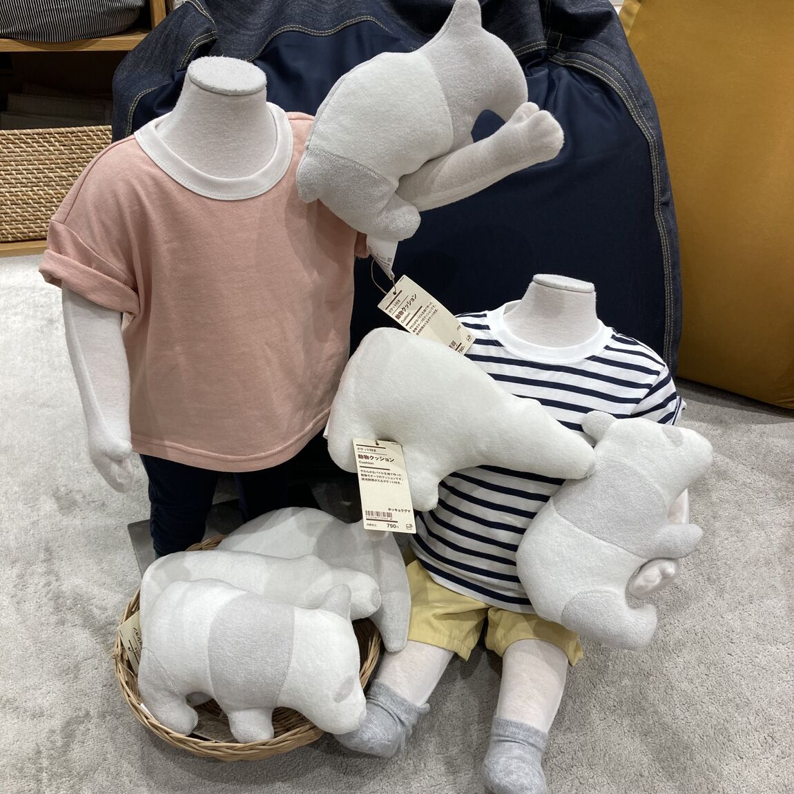 子供服と動物クッション　サムネイル画像