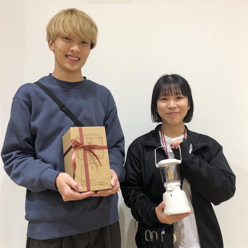 【ビバシティ彦根】ランタンを持っている写真