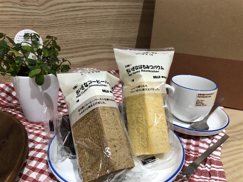 小さなバウムとコーヒーカップ