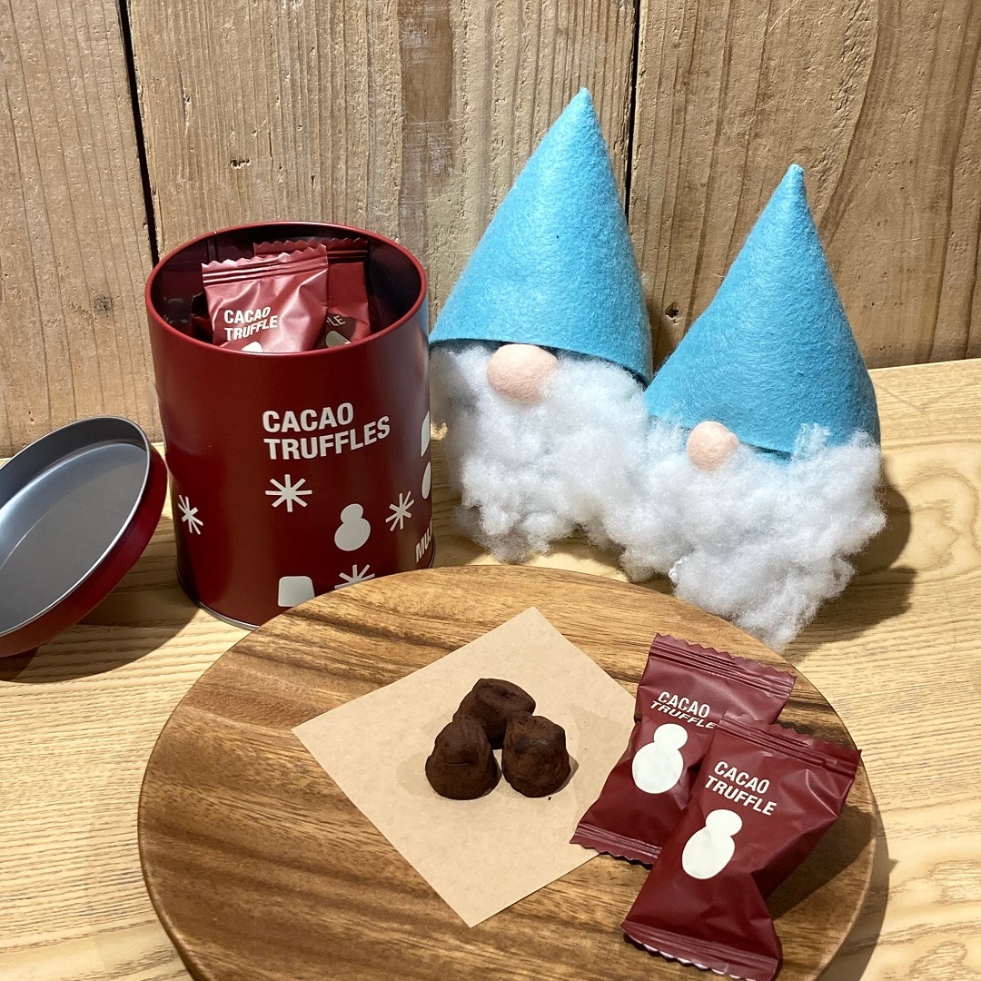 カカオトリュフ缶をサンタクロースが囲んでいます