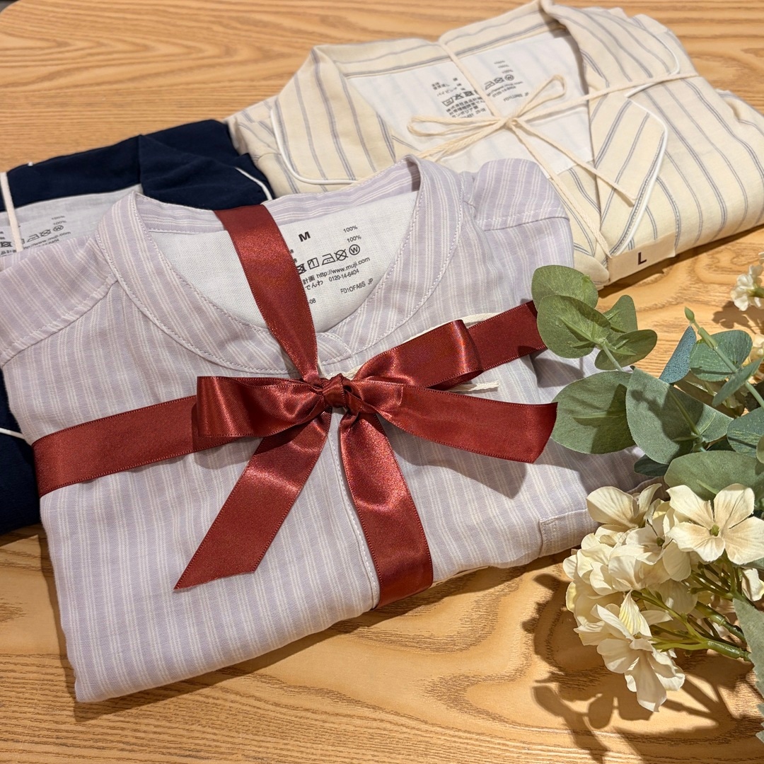 三点のパジャマが並んだ写真です。手前に花があります