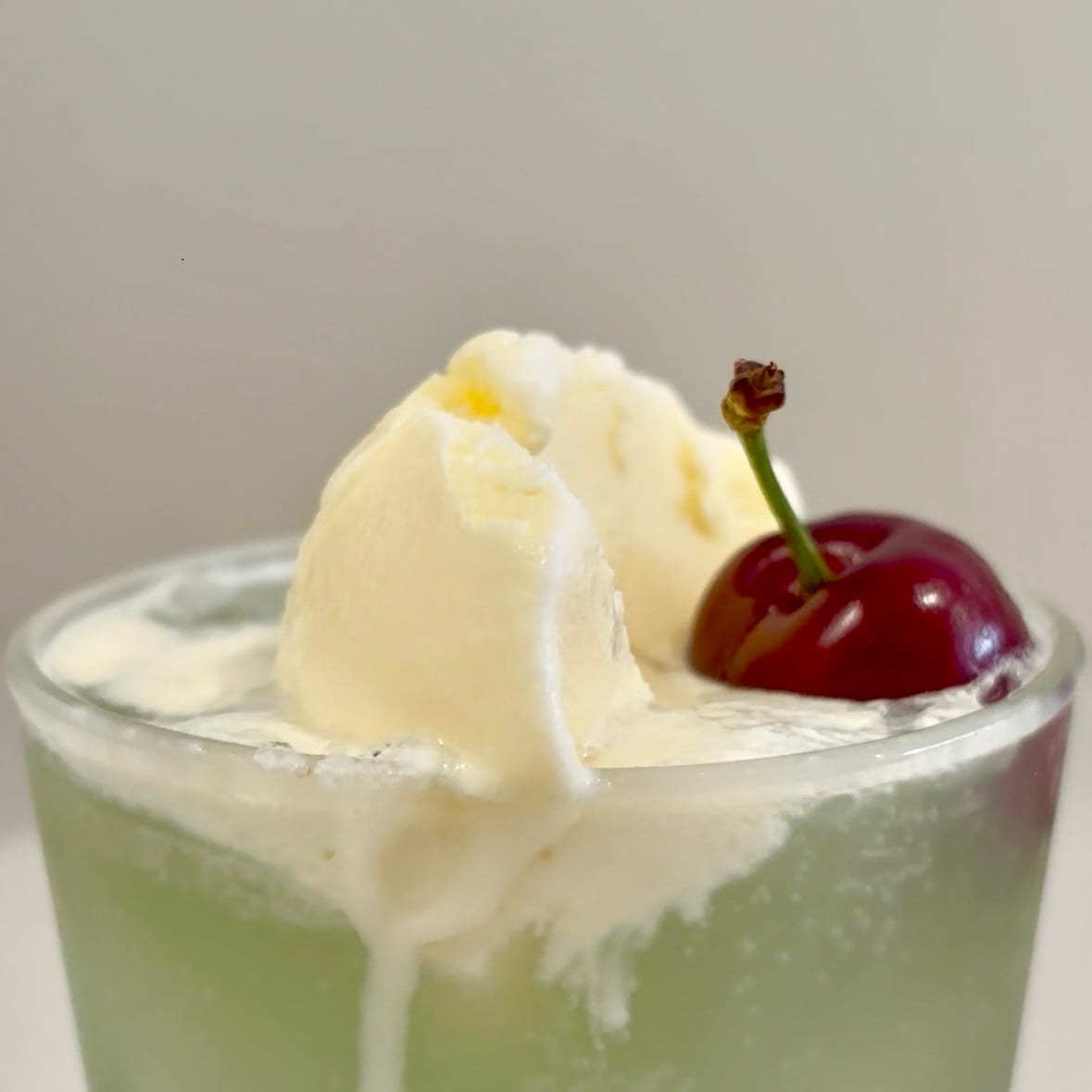 淡い色と炭酸の泡が目にも涼しい一杯です。