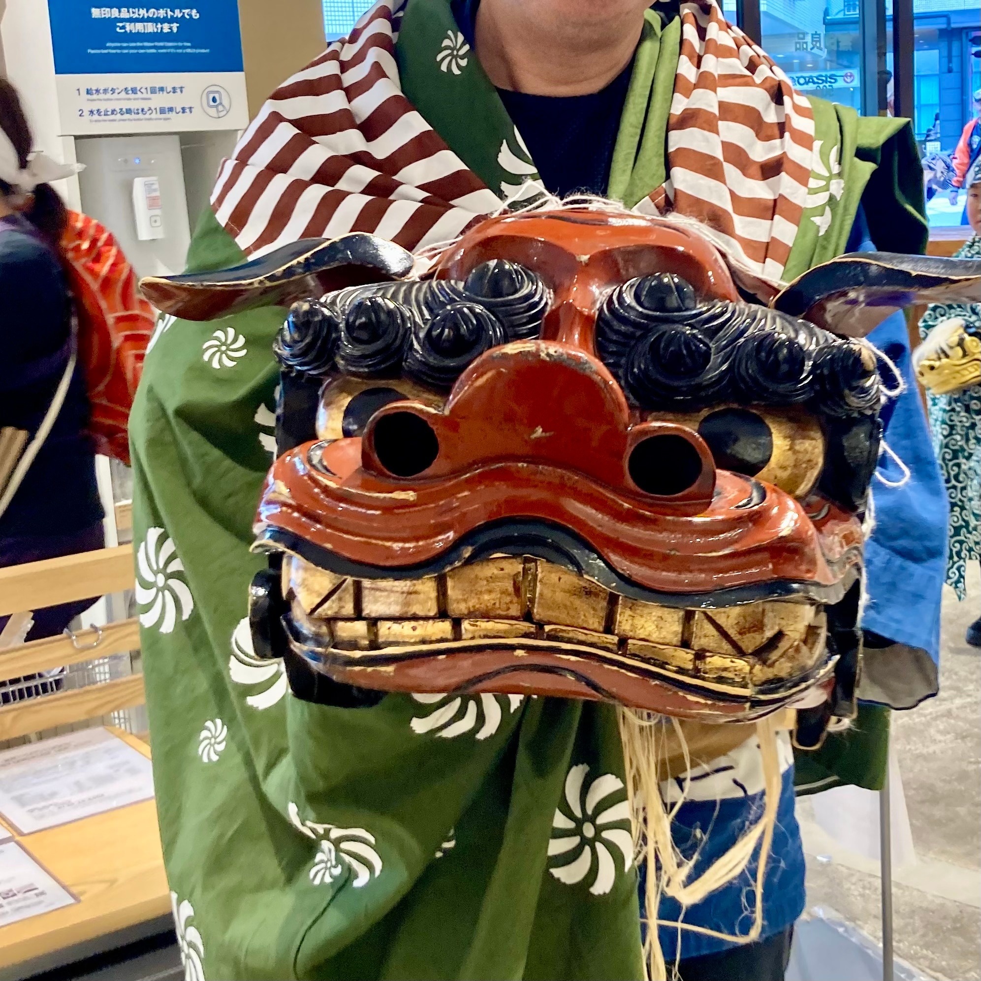 獅子舞がやってきました。