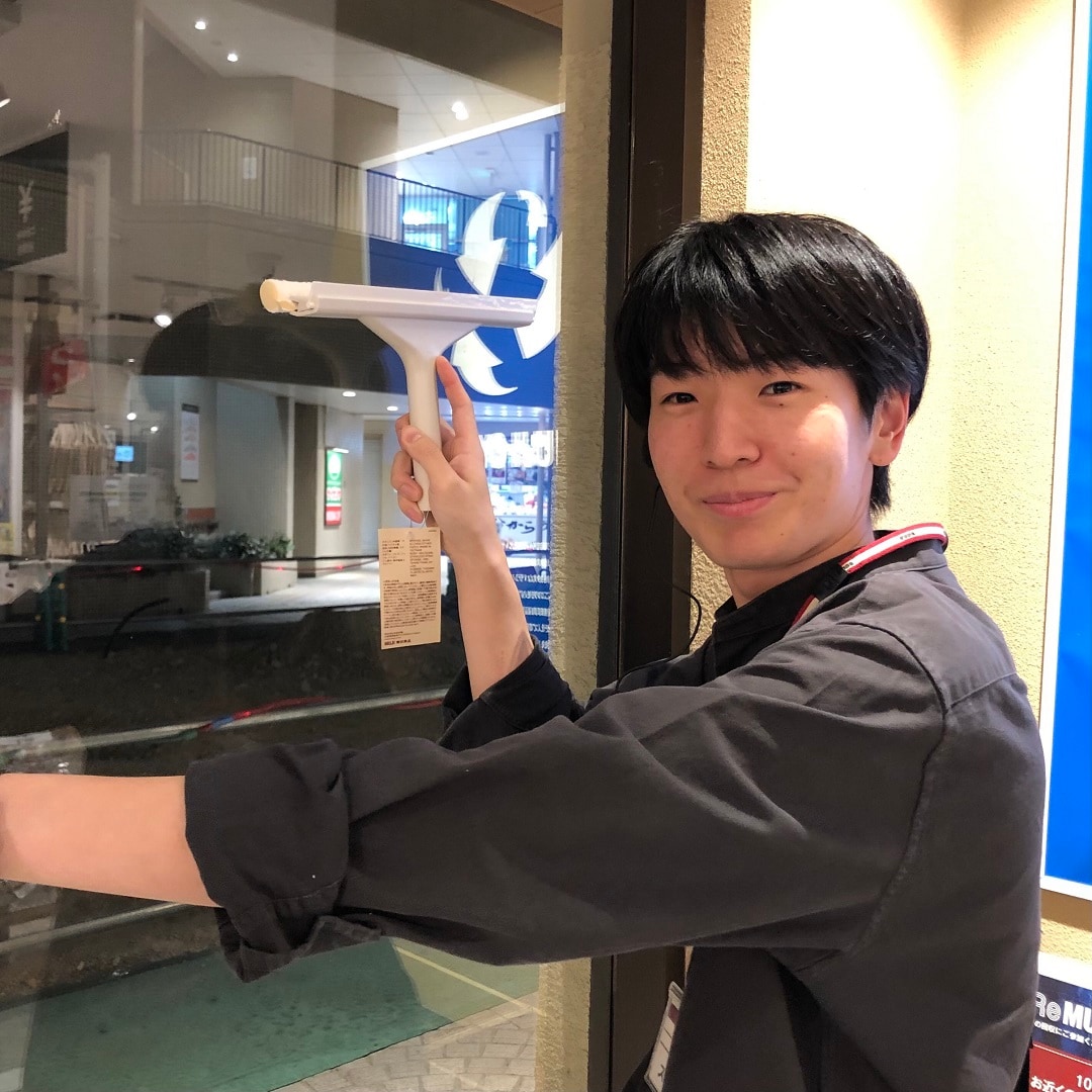スキージーを持ったスタッフです