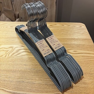 【無印良品500マルシェ池田】 すべりにくいハンガーでクローゼットをスッキリ！