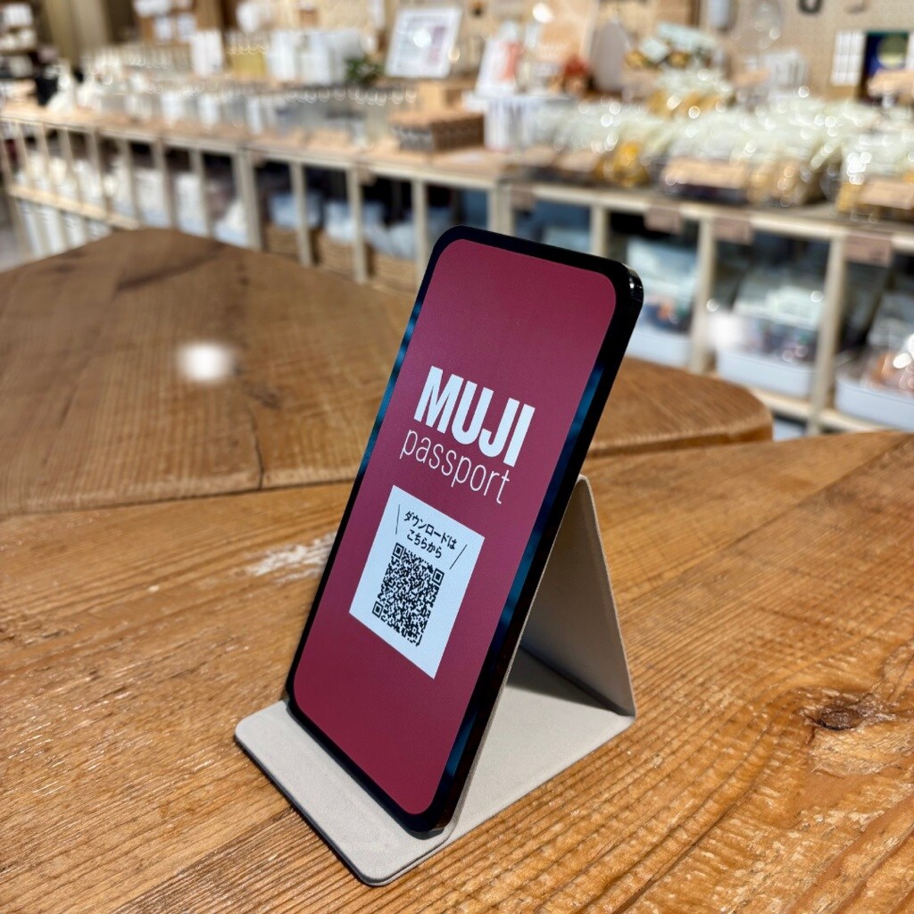 折りたためるスマホスタンドが便利です！