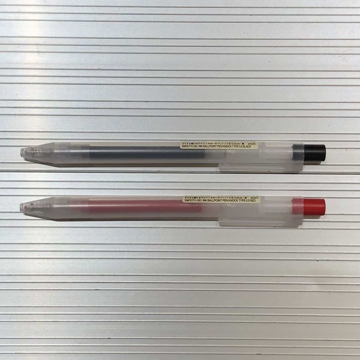 さらさら描けるゲルインキボールペン　ノック式０．５ｍｍ・黒・赤