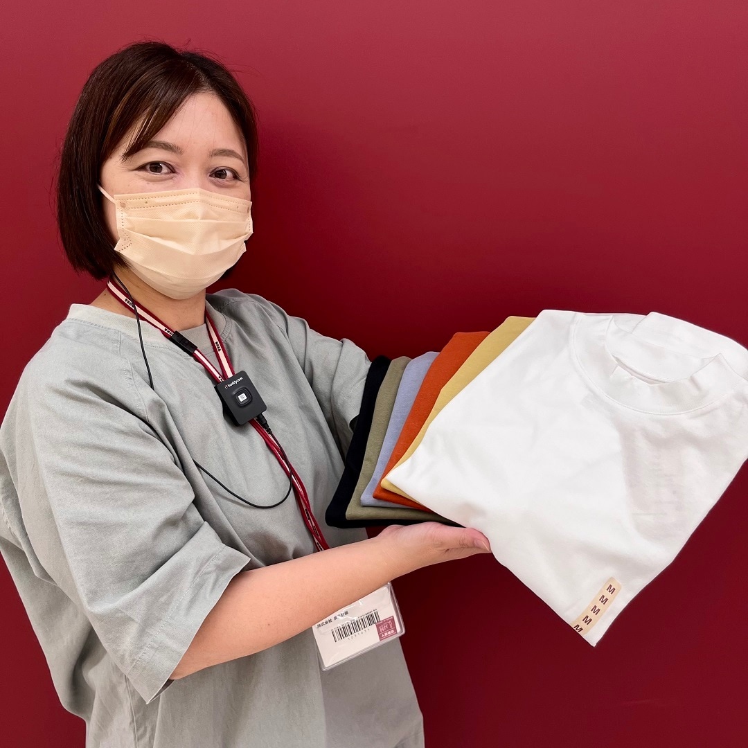 商品を持っている写真