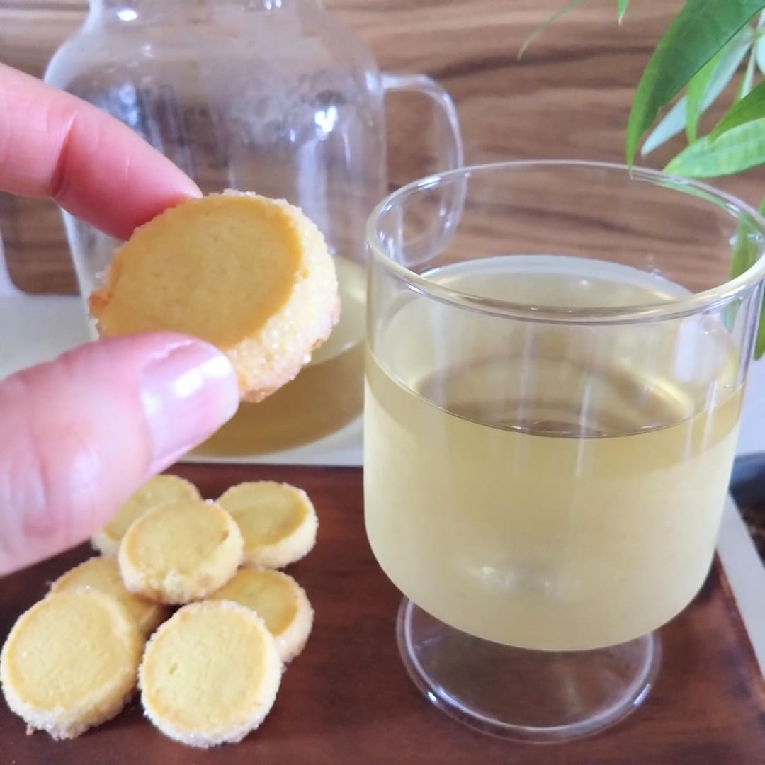 レモンのお菓子とフレーバーティー画像