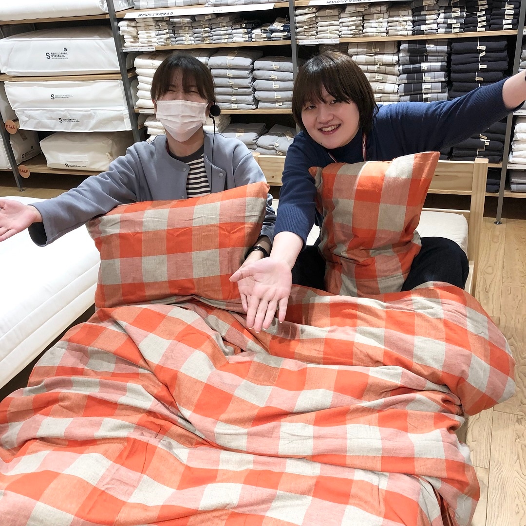 ベッドで寝る人