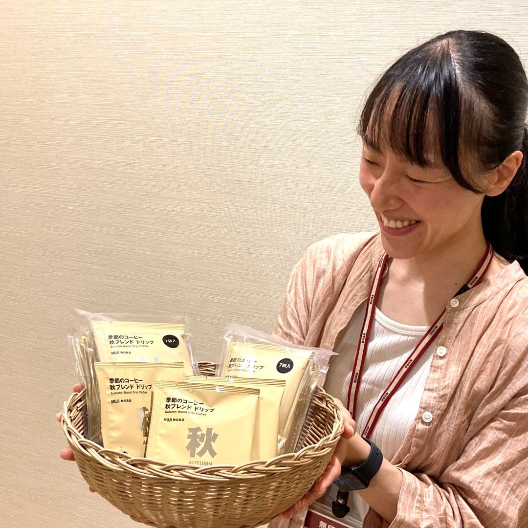 秋ブレンドのかごを持っている写真