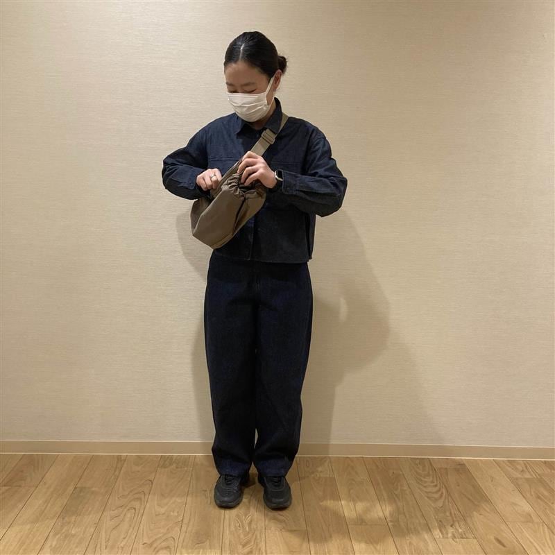 婦人服シャツとデニムのスタッフスナップ