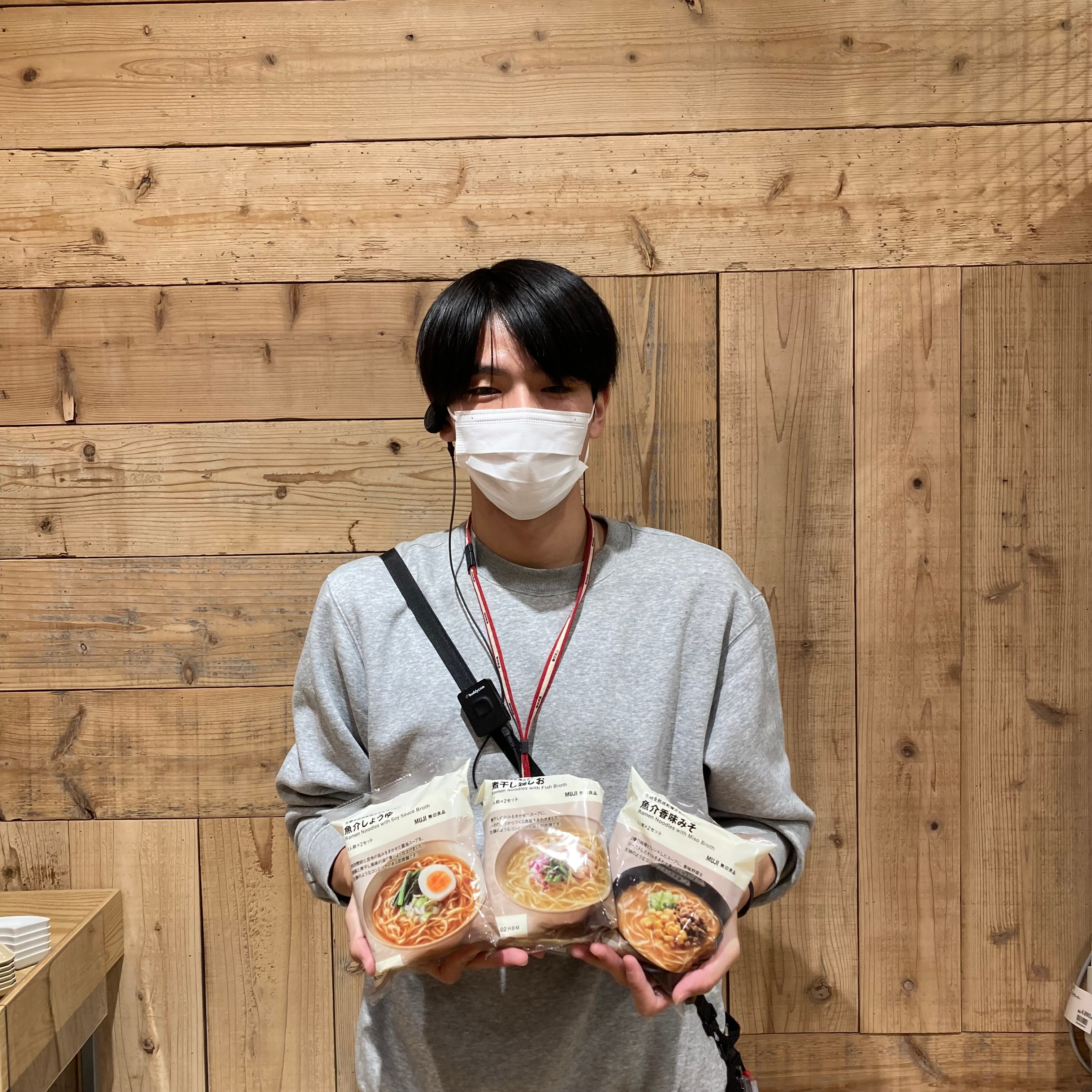 ラーメンを持った写真